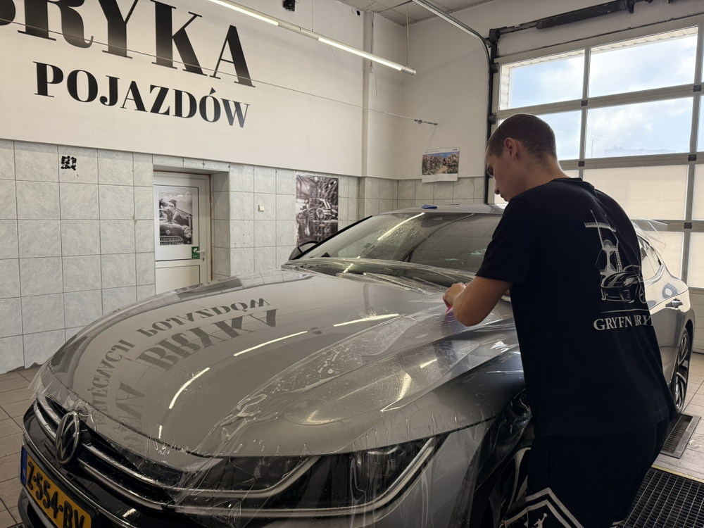 Aplikacja folii PPF na masce VW Arteon